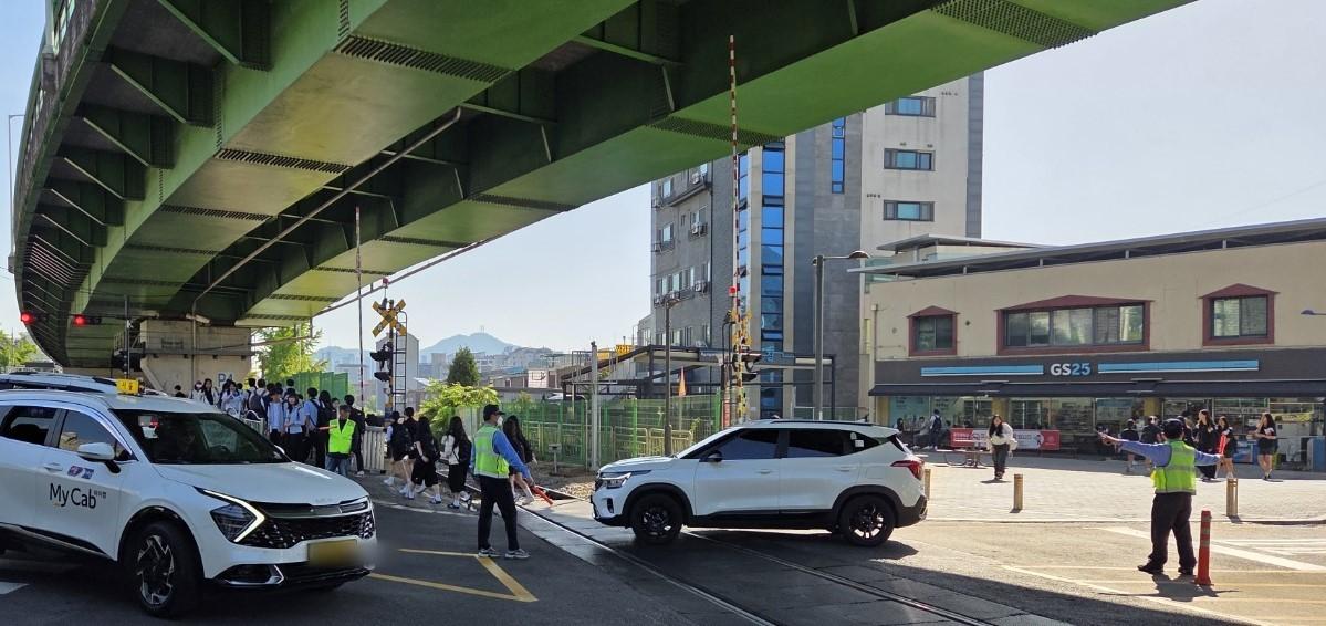 “안전한 등굣길 만든다”...코레일테크, 지역사회와 손잡고 ‘학교 앞 철도 건널목’ 안전망 강화 